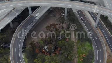 空中：壮观的飞越普雷格森法官高速公路，显示多条公路、桥梁、高架桥和<strong>小汽车</strong>交通