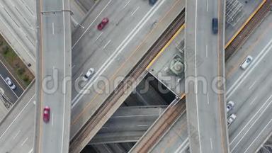 空中：壮观的Pregerson法官高速公路头顶拍摄，显示多条公路、桥梁、带小汽车的Viaducts