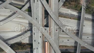 空中：壮观的Pregerson法官高速公路头顶拍摄，显示多条公路、桥梁、带<strong>小汽车</strong>的Viaducts