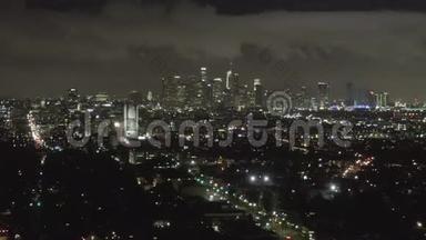 星光：夜幕降临，笼罩黑暗的好莱坞洛杉矶，笼罩市区和城市灯光
