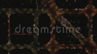 空中：巴塞罗那在夜间用漂亮的城市<strong>交通信号</strong>灯拍摄典型的城市街区
