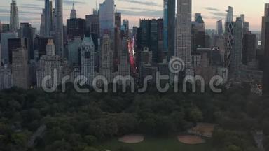 空气：第七大道交通和<strong>时代广场</strong>在日落的纽约市中央公园与城市灯的景色