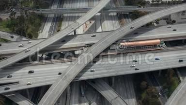 空中：慢慢地在普雷格森法官巨大的公路连接上盘旋，显示有多条公路、桥梁和高架桥