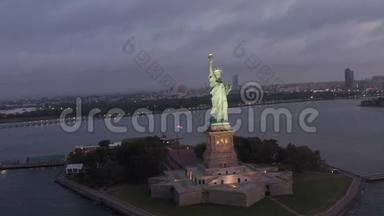 美国：在晨光中，环绕<strong>自由女神像</strong>美丽地照亮了<strong>纽约</strong>市