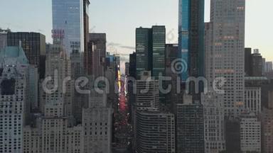空气：第七大道交通和时代广场在日落的纽约市中央公园与城市灯的景色