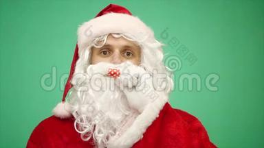 圣诞老人带着派对吹口哨准备圣诞庆祝。圣诞老人庆祝寒假。彩色键