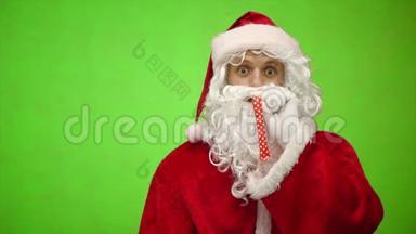 圣诞老人带着派对吹口哨准备圣诞庆祝。圣诞老人庆祝寒假。彩色键
