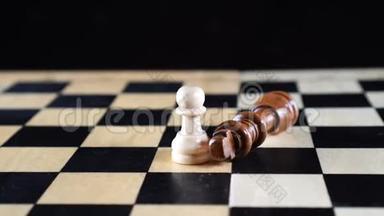 两个棋子和国王，两边是被征服的黑色棋子，白色棋子直立着