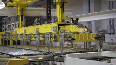 现代机器人<strong>铝</strong>挤压<strong>生产</strong>线<strong>工厂</strong>仓库。 塑料窗的制造。