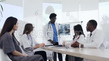 多民族青年实习生或医学生在肺心病医生讲座中展示