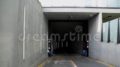 接近地下停车库隧道入口