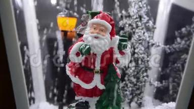 在雪地里的圣诞老人。 装饰玩具。 圣诞装饰品，特写.. 寒假。 市场上的雪球圣诞老人。 新