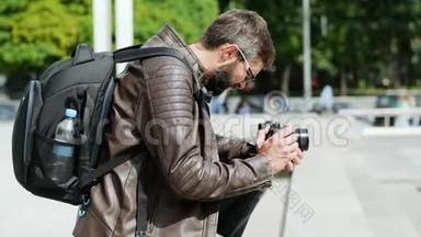 有胡子的人带着相机在城市街拍视频