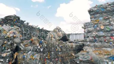 很多塑料堆放在一个大垃圾<strong>填埋场</strong>，俯视。