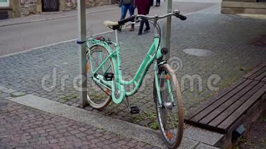 复古老式薄荷城市自行车在鹅卵石街道在老城镇。 如今的旧自行车