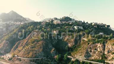 意大利西西里岛陶尔米纳-2019年8月：电影城矗立在一座小山上。 在下摆你可以看到海洋。 山区公路
