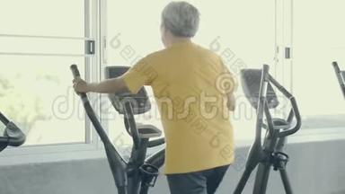 老年人在健身房锻炼亚洲，年长的白种人在健身运动中锻炼心脏，以保持健康