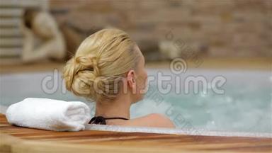 一个享受按摩浴缸的女人的后景