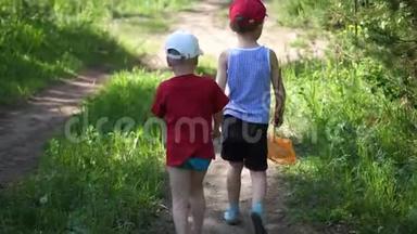 两个孩子钓到<strong>鱼</strong>。 孩子们在森林小径上钓着<strong>一条鱼</strong>。 美丽的夏日风景。 户外娱乐活动。