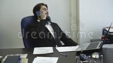 自信而成功的商人在电话里交谈，坐在椅子上。 <strong>商务谈判</strong>。
