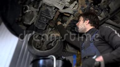 维修过程中，肮脏的<strong>汽车修理工</strong>将磨损的滤油器拧下