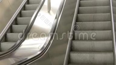 大型现代化楼梯自动扶梯乘地铁上去