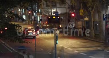 在巴塞罗那市市中心的一个红绿灯处繁忙的十字路口的时间推移视图。