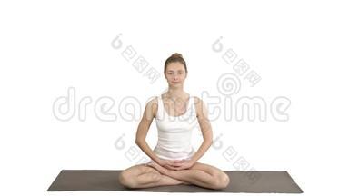 年轻漂亮的金发女人做瑜伽，在白色背景上微笑。