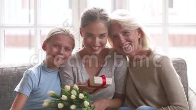 快乐的老奶奶和小女儿祝贺小妈妈