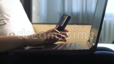 女孩用数字平板电脑制作<strong>网上销售</strong>购物概念。 黑发女人躺在沙发上看着<strong>网上</strong>支付的商店