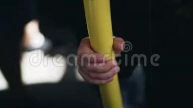 儿童<strong>手</strong>扶着扶<strong>手</strong>的公交车上.. 公共汽车在动。