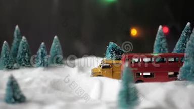 一辆小玩具黄色玩具车，车顶有一棵圣诞树，在一个带雪堆的小玩具森林里快速行驶