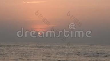地中海日落. 日落时橙色多云的天空。 夜幕降临时的地中海。 橙色黄昏时美丽的海洋。 橙色