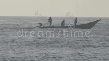 <strong>渔民</strong>乘传统<strong>渔船</strong>在桑给巴尔出海。 很漂亮，帆。