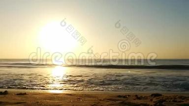 金色的<strong>阳光</strong>反射在海滩上。 太阳在傍晚照耀着——海浪在岸边拍打. 海滩上的金色<strong>阳光</strong>。 日落v