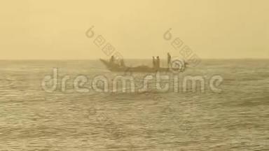 渔民乘传统渔船在桑给巴尔出海。 很漂亮，帆。 桑给巴尔当地居民前往