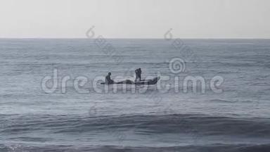 渔民乘传统渔船在桑给巴尔出海。 很漂亮，帆。 桑给巴尔当地居民的剪影