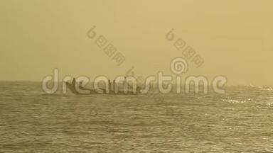 <strong>渔民</strong>乘传统<strong>渔船</strong>在桑给巴尔出海。 很漂亮，帆。 海滩上五彩缤纷的金色日落。 夕阳西下