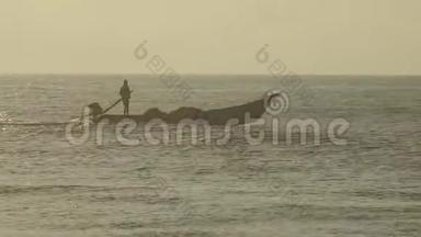 渔民乘传统渔船在桑给巴尔出海。 很漂亮，帆。 桑给巴尔当地居民前往
