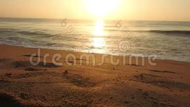 <strong>金色</strong>的阳<strong>光</strong>反射在海滩上。 太阳在傍晚照耀着——海浪在岸边拍打. 海滩上的<strong>金色</strong>阳<strong>光</strong>。