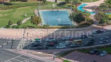 位于迪拜一个受欢迎的住宅区JumeirahLakesTowers区Timeelapse公园的篮球场。