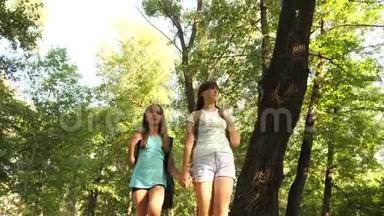 团队合作游客青少年。 快乐的女孩<strong>旅行</strong>者在森林里带着背包<strong>去</strong>。 徒步<strong>旅行</strong>者女人走在森林里