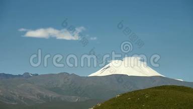 厄尔布鲁斯山<strong>东坡</strong>的永恒景观。在晴朗的蓝天上形成的雪云