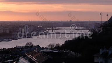 黎明<strong>时</strong>从观景台到布达佩斯的桥梁。 匈牙利