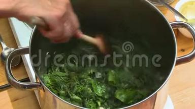 在大锅里做绿菜