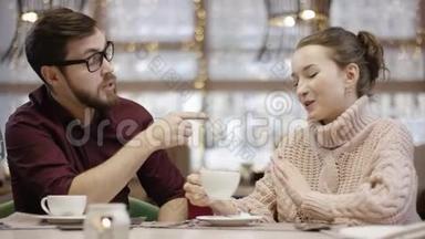 成年男女在喝咖啡的时候，一桌一桌地谈论着一些事情，一个男人说服她