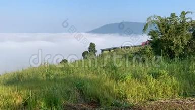 <strong>延时视频</strong>自然山<strong>天空</strong>和薄雾在泰国普图伯克。
