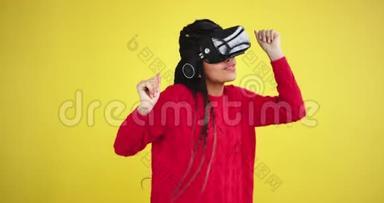 非常漂亮的非洲女士在一个黄色背景的<strong>工作室</strong>里使用VR移动的魅力<strong>舞蹈</strong>，她喜欢
