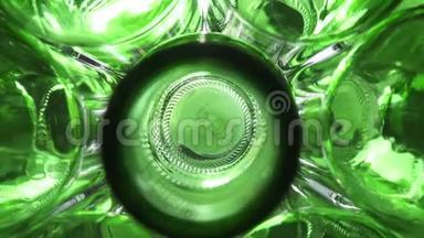 多利变焦，空的绿色啤酒瓶，顶部视图，拍摄在菲舍耶镜头，