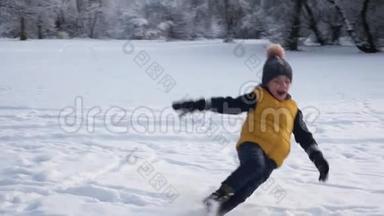 男孩跑着掉进雪里